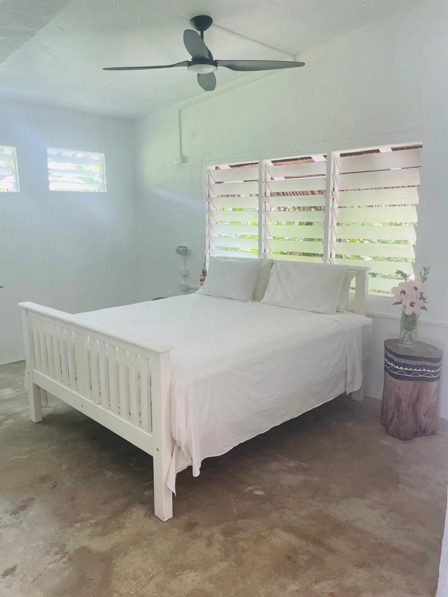 Banana Bay Beach Club Bed and Breakfast Eton Exteriör bild