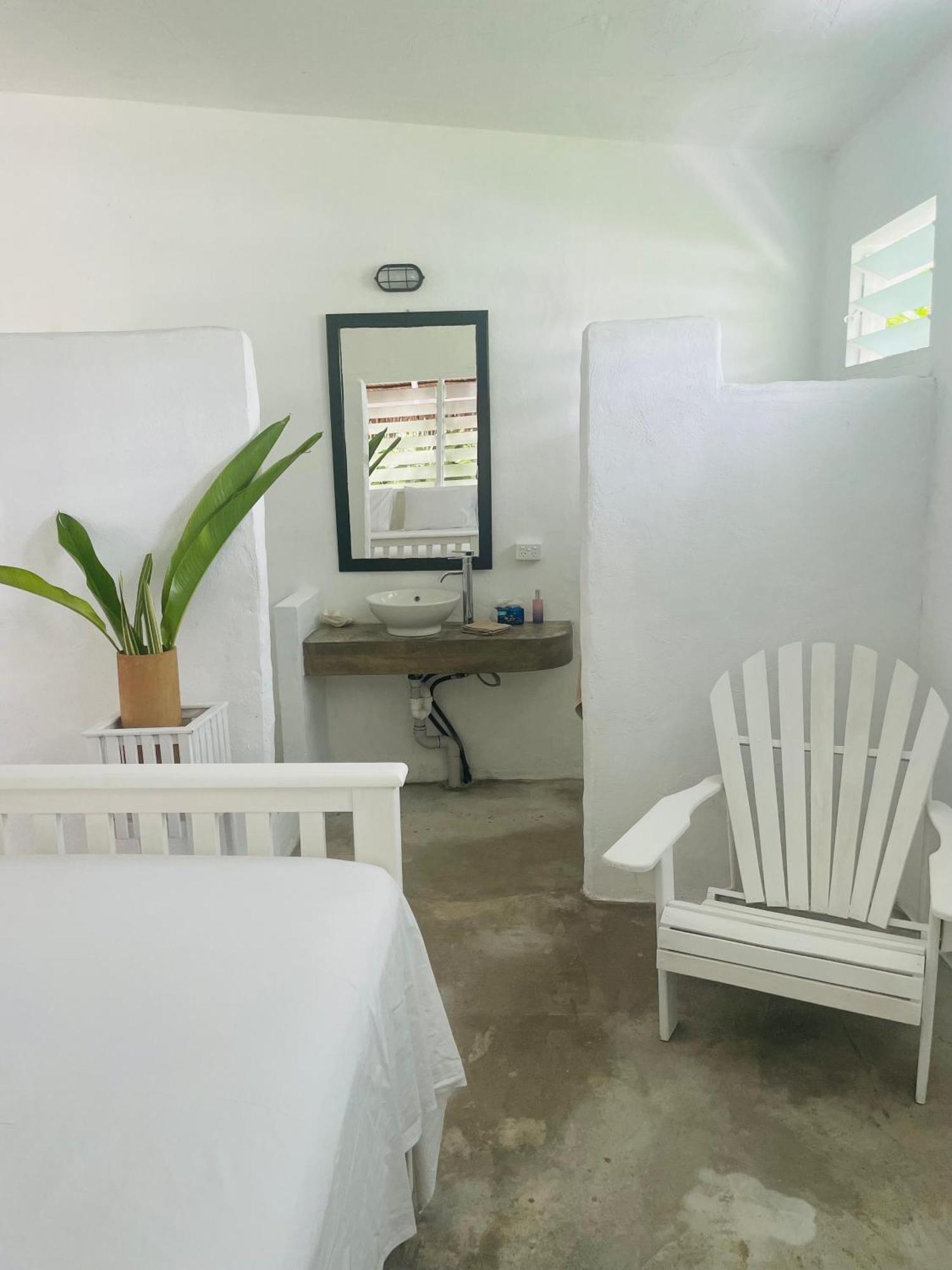 Banana Bay Beach Club Bed and Breakfast Eton Exteriör bild